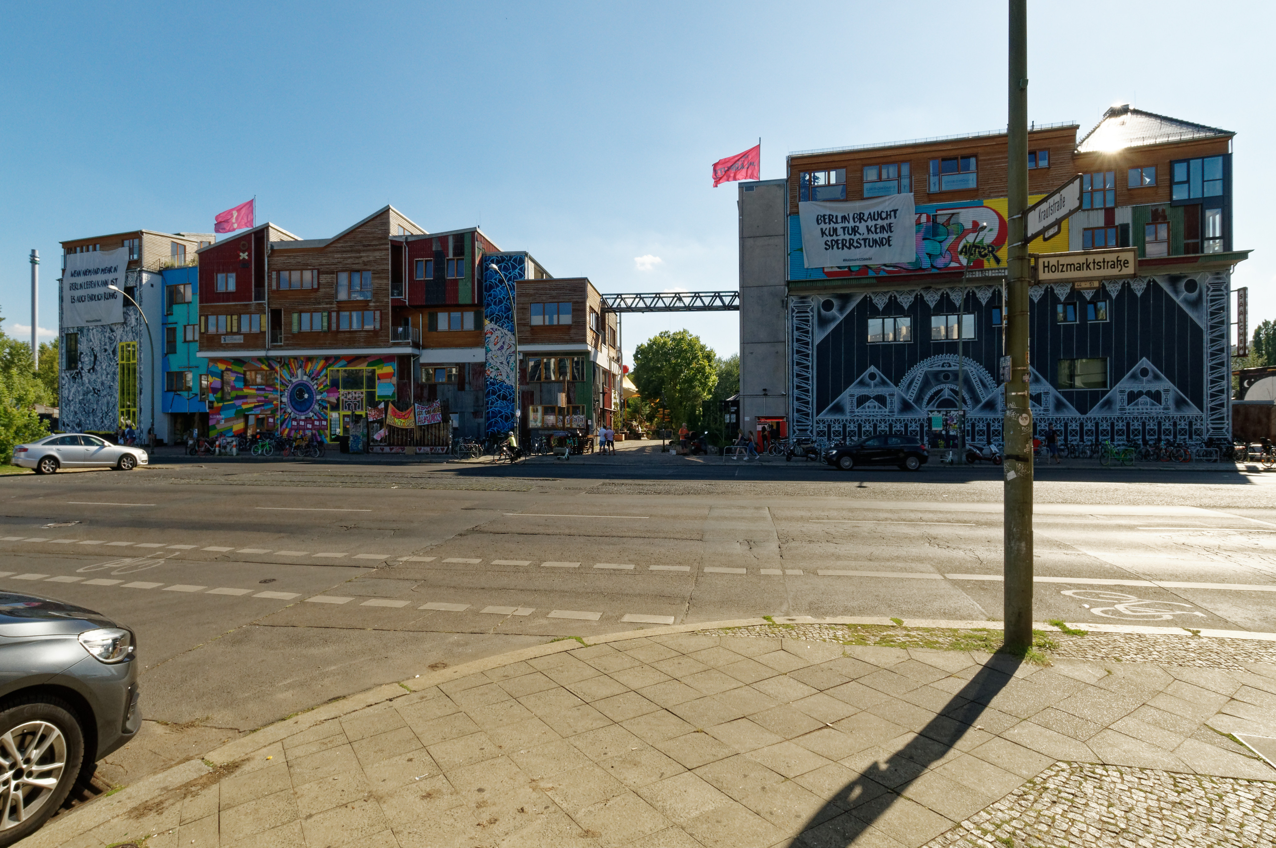 « Lieu de passage incontournable des nuits berlinoises, le « Bar 25 » est l’un des plus trashs de la capitale allemande, de son ouverture en 2004 jusqu’à sa fermeture le 14 septembre 2010. »
